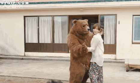 少女与大狗熊跳舞图片:狗熊,跳舞
