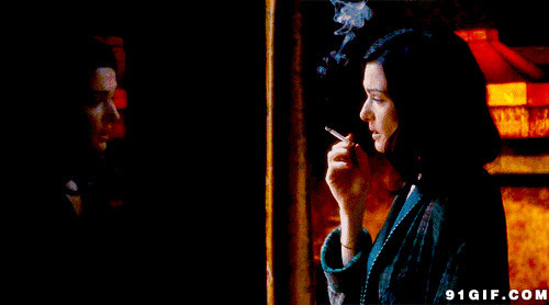 表情落寂女子抽烟图片