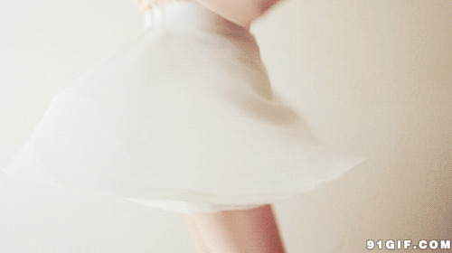 旋转的白裙子图片