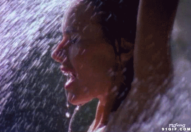 冲澡的女人视频图片:洗澡,下雨