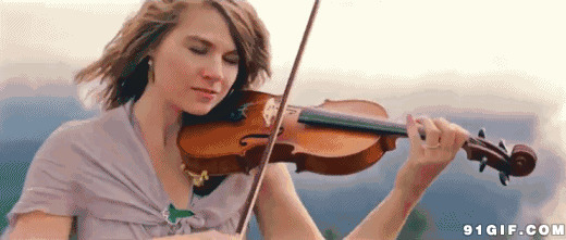 女子小提琴深情演奏图片
