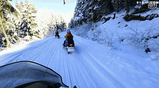 驾车穿过冰山雪地图片:雪地,雪景