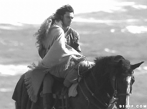 男子怀抱女人骑马图片