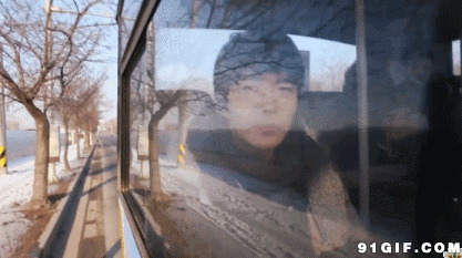 车窗里看风景的男子图片:车窗,风景,坐车