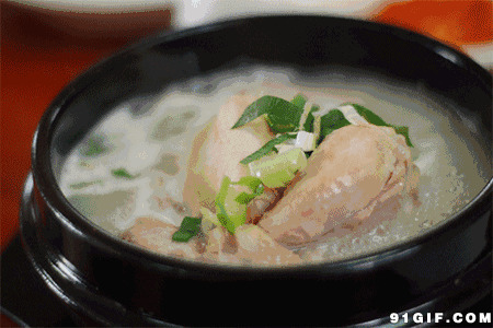 锅里翻滚的美味鸡汤图片