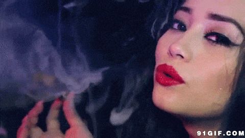吞云吐雾的女烟民图片:抽烟,浓妆