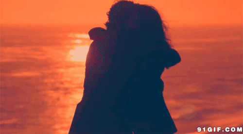 日落岸边情侣拥抱图片:日落,拥抱,唯美