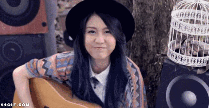 弹吉他的音乐女歌手图片