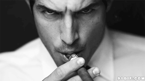 眉头紧锁男人抽雪茄图片:雪茄,男人,抽烟