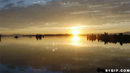 东边太阳升起湖面美景图