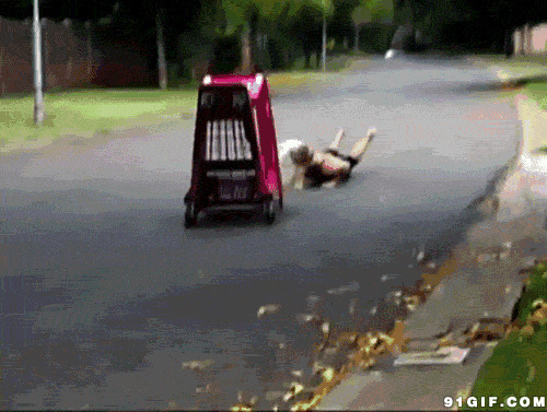 女子推车摔倒搞笑图片