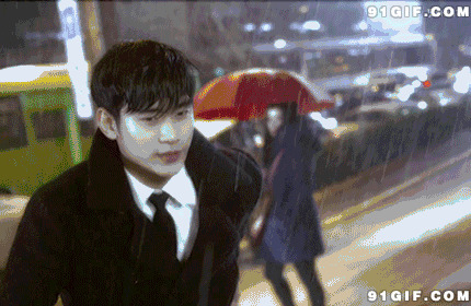 雨中奔跑的韩国美男图片
