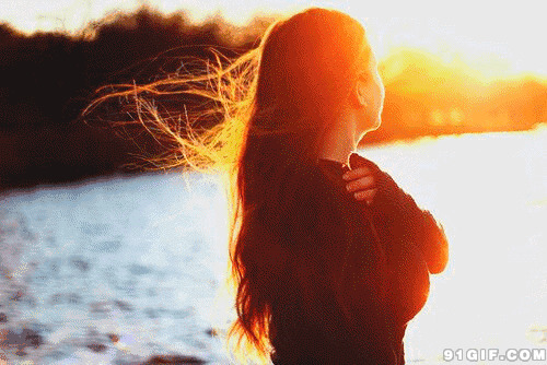 太阳余晖映红飘逸的头发图片:太阳,头发