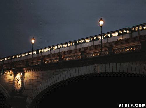 午夜桥梁开过的列车图片