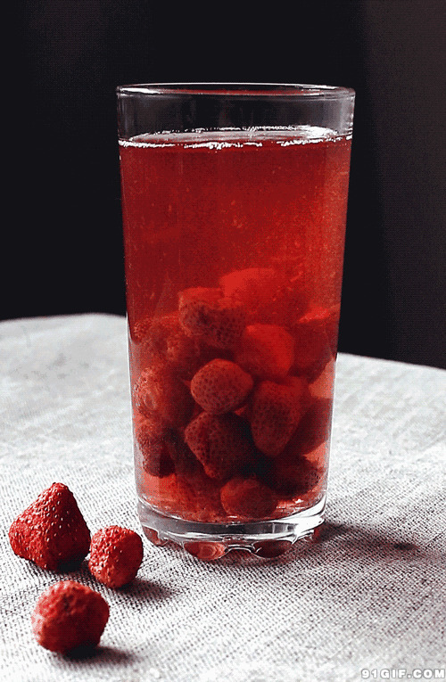 玻璃杯浸泡的草莓图片