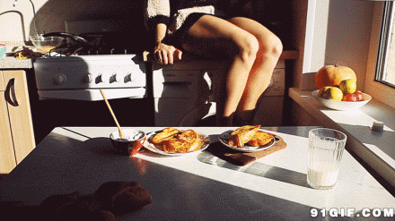餐桌美食前晃动的美腿图片