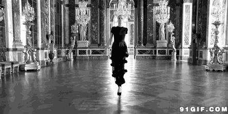 豪华宫殿奔跑的女子图片:宫殿,奔跑,黑白