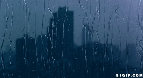 窗外玻璃流淌的雨水图片
