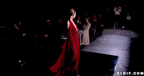 红衣长裙模特图片