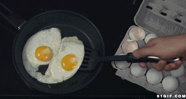 铁锅热油煎双蛋图片