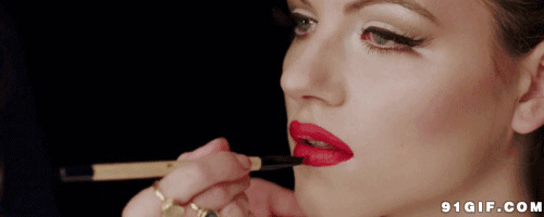 女子化妆涂口红图片:化妆,口红,红唇