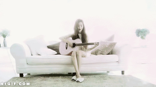 沙发上弹吉他的女生图片