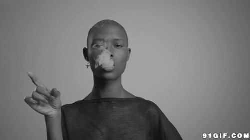 非洲黑妹口吐烟雾图片:黑人,烟雾,光头