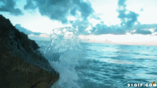 大海巨浪拍打岩石图片