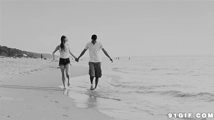 情人牵手漫步沙滩图片