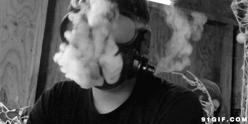防毒面具喷出的烟雾图片:面具,烟雾,防毒面具
