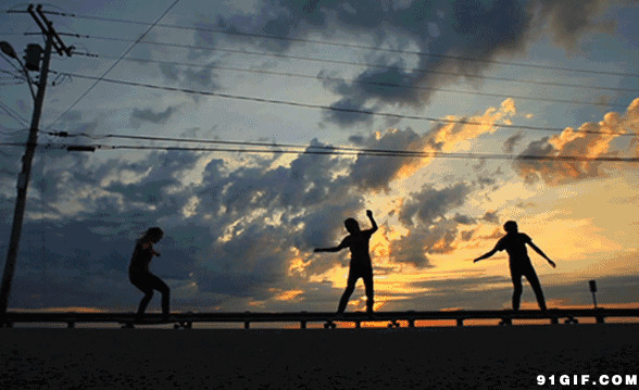 日落人们玩滑板的背影图片:滑板,背影