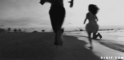 男女海滩奔跑图片