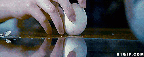 桌上敲裂的鸡蛋图片:鸡蛋