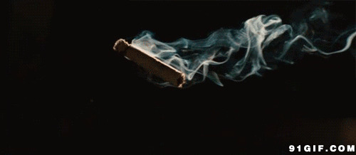 冒烟的香烟空中飞舞图片