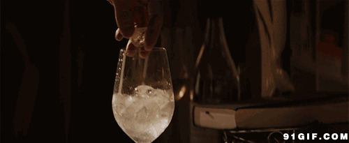 酒杯里的冰块动态图片