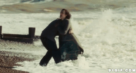 女子被海浪冲向岸边图片:海浪,拥抱