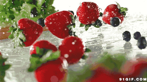 鲜艳草莓水中蹦跳图片