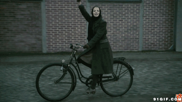 修女骑车向你摆手图片:修女,骑车,自行车,摇手,招手