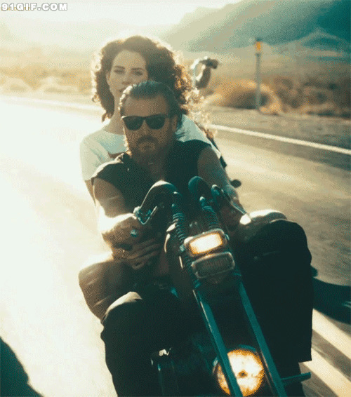 超酷大叔骑摩托带女友图片