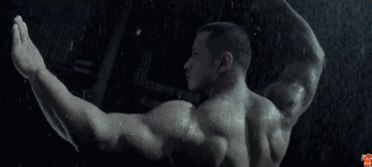 猛男雨中秀身材视频图片