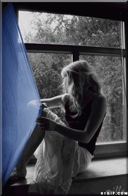 少女独坐窗台看雨唯美图片