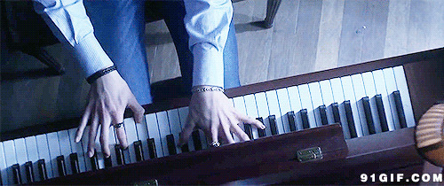 弹钢琴唯美图片