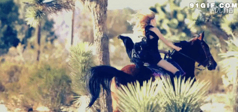 最新美女骑马视频图片:骑马,