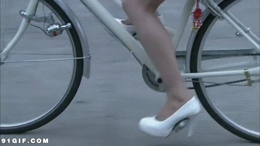 穿裙子骑自行车图片