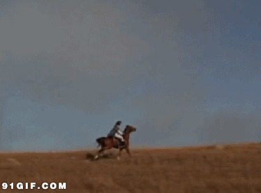 骑着马回草原图片
