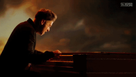 喜欢弹钢琴的男生图片:弹钢琴,