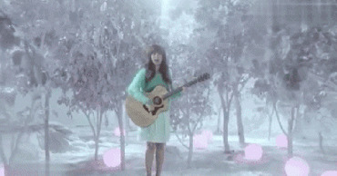 美女弹吉他视频图片