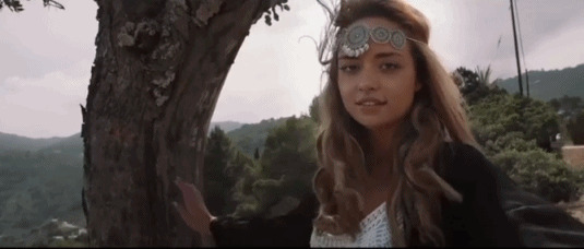 桃花树下美女图片:树下,美女