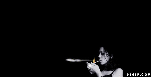 美女吸烟野战图片