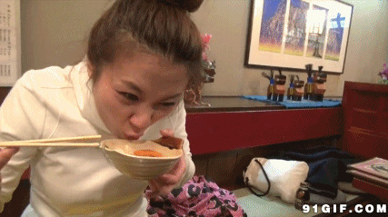 小女孩吃东西图片